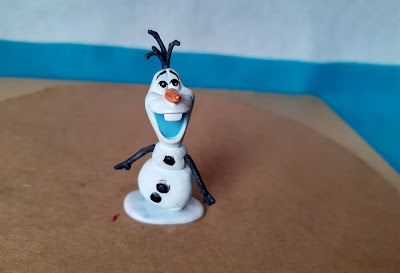 Miniatura de vinil estática com base do boneco de neve Olaf do dsenho Frozen - Disney 7cm de altura R$ 20,00