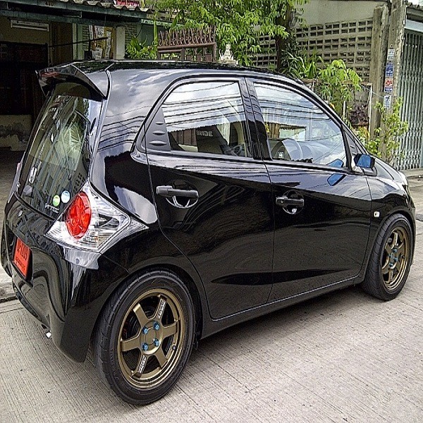  Modifikasi  honda brio  terbaru warna merah putih silver abu  