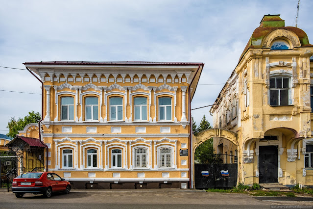 Старый двухэтажный кирпичный купеческий дом