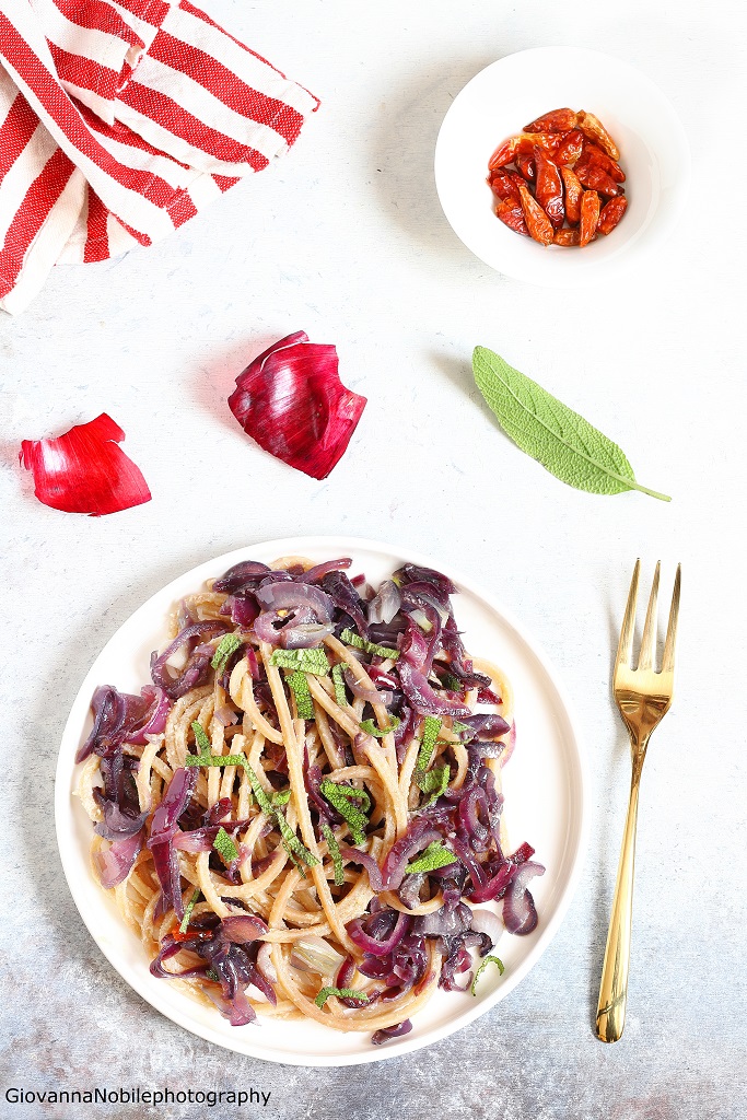 Spaghetti integrali con sugo di cipolle rosse