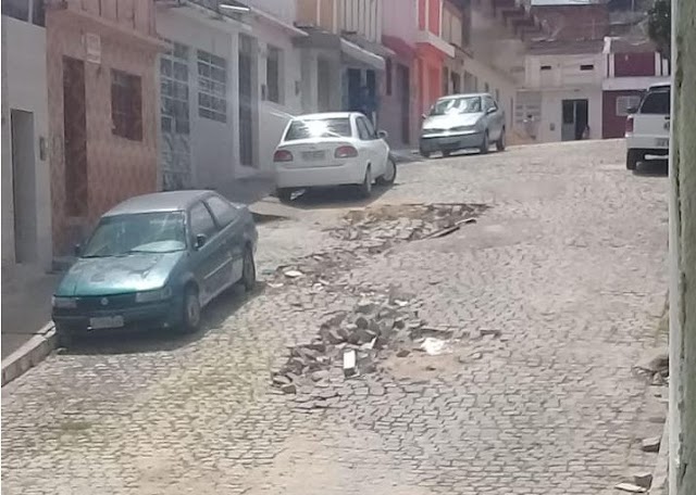 CALÇAMENTO NA RUA TANCREDO DE SOUZA AFUNDA E ESTÁ HÁ MESES SEM SOLUÇÃO