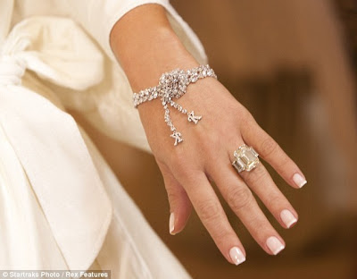 Kim Proudly Displayed her 2 million dollar wedding ring that was from Kris