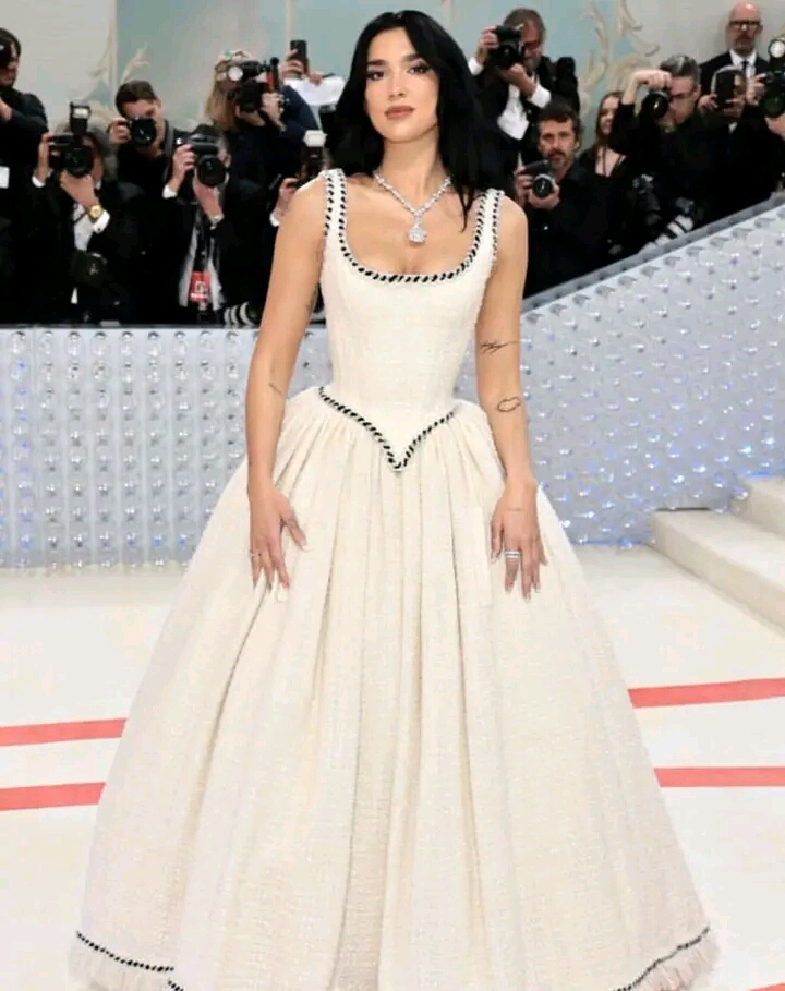 Dua Lipa usa colar com diamante avaliado em US$ 10 milhões de dólares no Met Gala