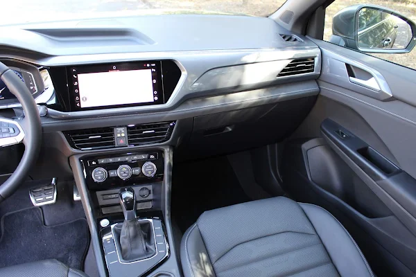 Volkswagen Taos 250 TSI Highline - interior