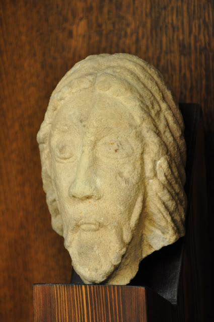 Strzelno - głowa Chrystusa - fragment tympanonu z Rotundy świętego Prokopa