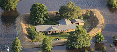 Mississippi Homeowners Build Their Own Dams to Escape the Floods Seen On www.coolpicturegallery.us