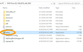 Setelah paket telah didownload, buka folder di File Explorer dan double-klik Setup untuk membuka SQL Server Instalasi Center.