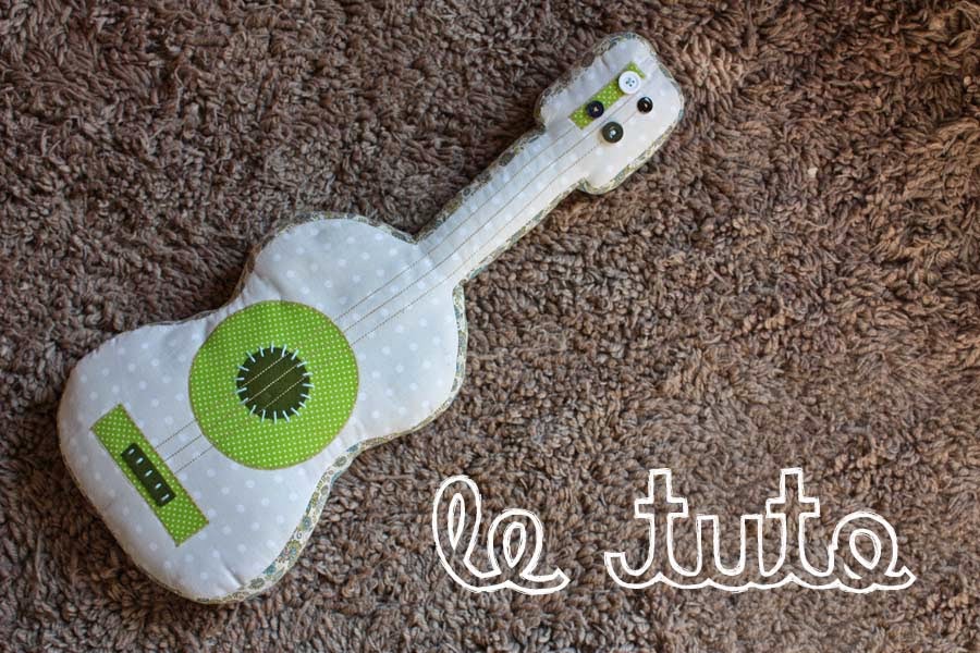 http://www.pourmesjolismomes.com/2010/07/tuto-guitare-en-tissu.html