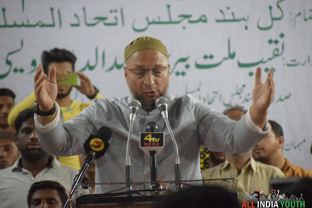 Asaduddin Owaisi giving a speech in a rally