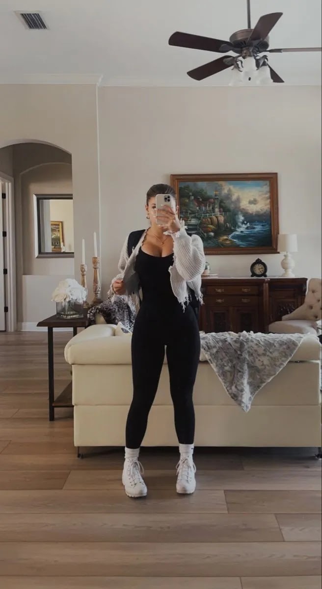 OUTFITS COOL CON ENTERIZO NEGRO 