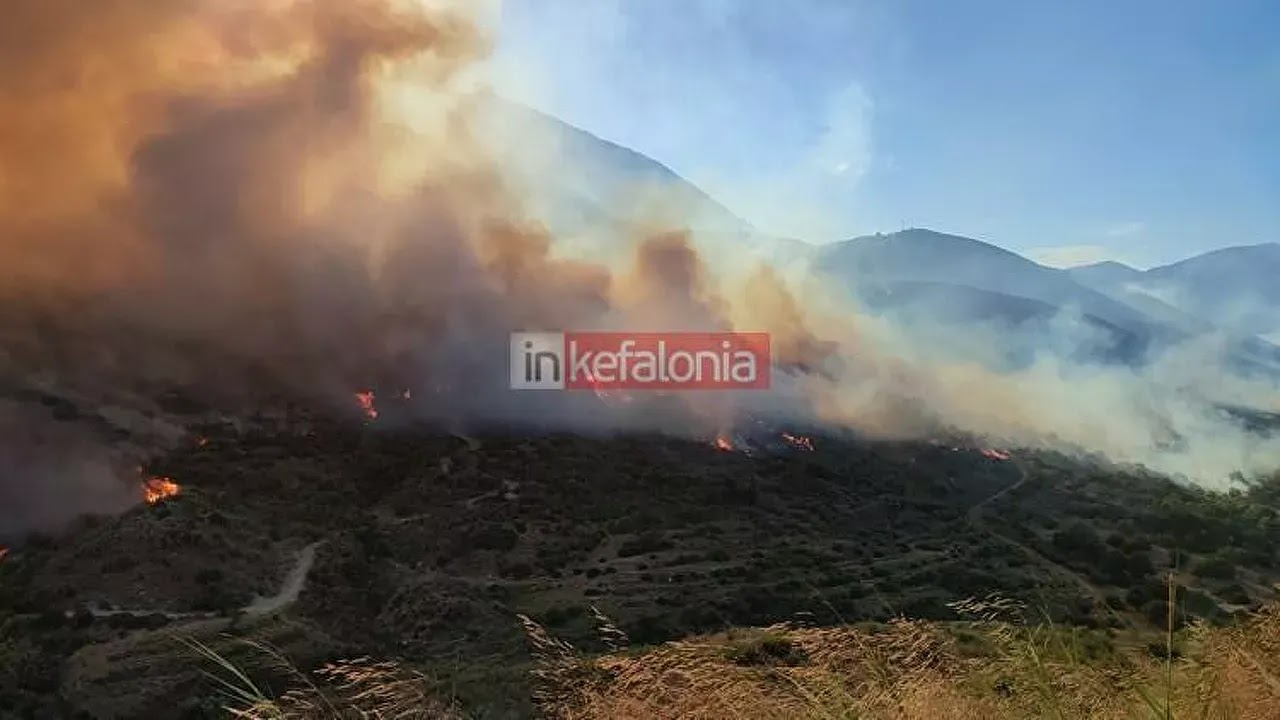 Φωτιά στην Κεφαλονιά: Ολονύχτια η μάχη με τις φλόγες - Εκκενώθηκαν οικισμοί