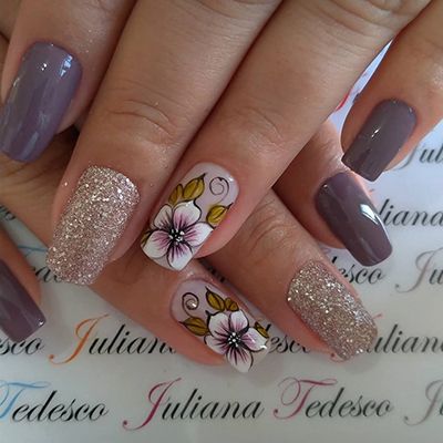 decoração de unhas com flores e glitter