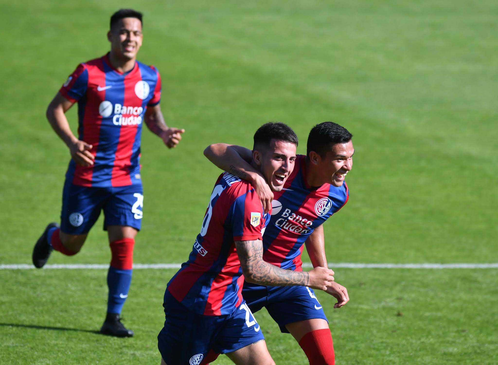 San Lorenzo volvió al triunfo después de tres partidos con un ajustado 2-1 ante Defensa y Justicia en el Nuevo Gasómetro por la fecha 13 de la Liga Profesional de Fútbol.