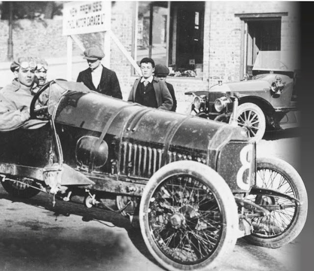 W.O. Bentley al volante de su automóvil DFP, 1914