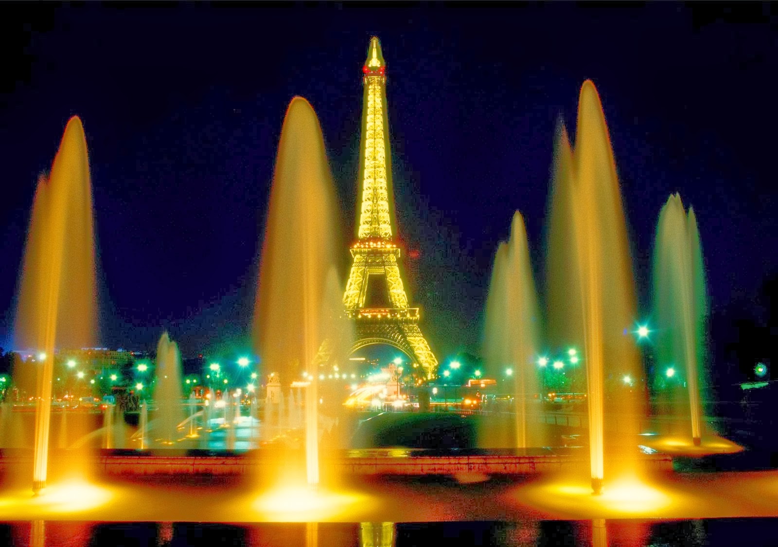 10 Wallpaper Menara Eiffel Malam Hari Keren dan Unik 
