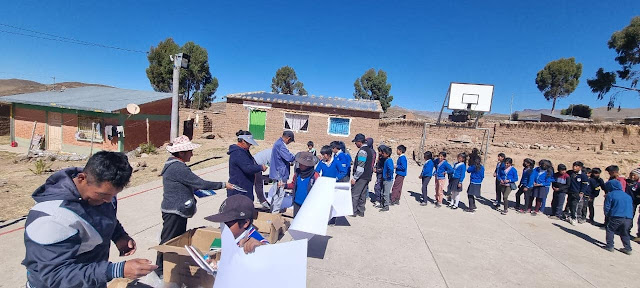 Die Schüler der Bildungseinheiten Cutañiso, Huayllajara, Callamosyani, Hornoni und Bandurani in den Bergen Boliviens haben Schulmaterial erhalten. Bis Freitag, den 02.06.2023 haben somit im Mai weitere 600 Schüler Unterstützung bekommen. Wir danken allen unseren Spendern, denn dank Ihnen erhalten die Kinder in diesen schwierigen Zeiten Hilfe. Ein herzliches Dankeschön.