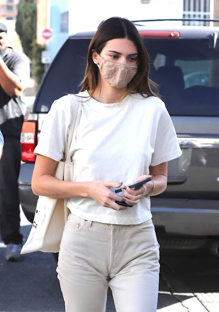 Kendall Jenner Was Spotted Meets Up With Friends in Beverly Hills