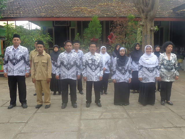 UPACARA HARI SENIN DIRANGKAI KEGIATAN SAS, SANTUNAN ANAK YATIM, PENYERAHAN TROPY LOMBA MATEMATIKA, SAINS, DAN BAHASA INGGRIS 2017