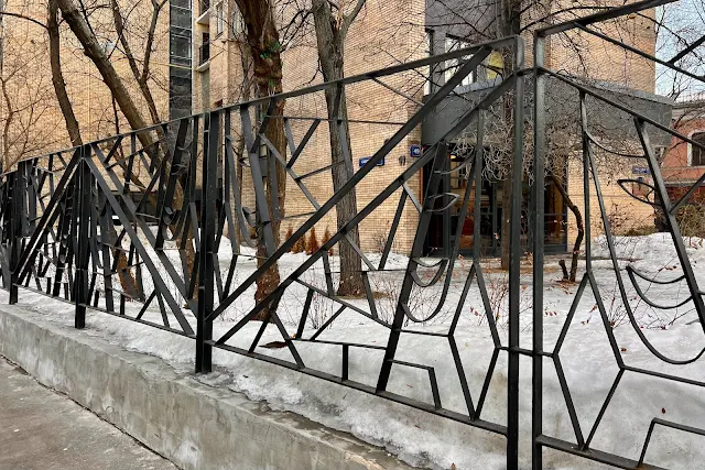 Скарятинский переулок, жилой дом 1972 года постройки – жилой дом Союза театральных деятелей ВТО (Всероссийское театральное общество), забор с масками
