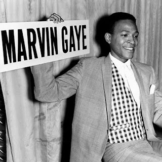 Joven Marvin Gaye sosteniendo cartel