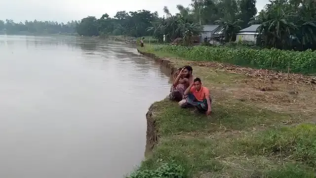 দশআনি নদীতে এক কিলোমিটার জুড়ে ভাঙন, বিলীন হচ্ছে ফসলি জমি!