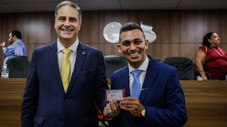 OAB-CE realiza entrega de carteira 50 mil a Sérgio Pereira, ex-morador de rua