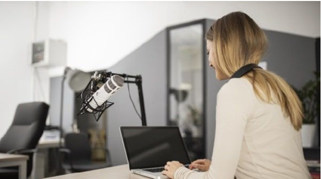 chica en estudio para podcast