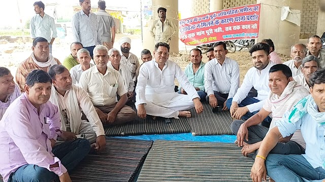 कन्नौज : सपा के पूर्व विधायक किसानों के साथ धरने पर बैठे