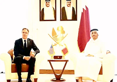 قطر  اس وقت تک اسرائیل اورحماس کے درمیان جنگ بندی اور یرغمالیوں کی رہائی کے مذاکرات میں ثالثی کا کردار ادا کرنے میں پیش رفت نہیں کرے گا جب تک یہ دونوں فریقین آپس میں سنجیدگی کا مظاہرہ نہ کریں   غیر ملکی میڈیا’اے ایف پی‘ کی رپورٹ کے مطابق  وزارت خارجہ کے ترجمان ماجد الانصاری نے ایک بیان میں کہا کہ قطر نے 10 روز قبل اسرائیل اور حماس کو آگاہ کیا تھا کہ اگر انہوں نے اس دوران کوئی معاہدہ نہیں کیا تو قطر ثالثی کی اس کوشش کو روک دے گا   ایک سفارتی ذرائع نے  اے ایف پی کو بتایا تھا کہ حماس اور اسرائیل ’نیک نیتی‘ سے مذاکرات کے لیے تیار نہیں ہیں جس کے بعد قطر نے  ثالثی سے دستبرداری کا فیصلہ کیاہے دوسری جانب غزہ میں بھی کمی کے کوئی آثار نظر نہیں آئے گزشتہ روز سول ڈیفنس ایجنسی کی جانب سے بیان میں کہا گیا ہے کہ اسرائیلی حملوں سے 14 مزید فلسطینی شہید ہو چکے ہیں۔  غزہ کی وزارت صحت کے مطابق  اسرائیلی مظالم میں اب تک 43 ہزار 508 فلسطینی شہید ہوچکے ہیں جن میں زیادہ ترتعداد عورتوں اور بچوں کی ہے جب کہ اس جنگ میں ایک لاکھ سے زائد شہری زخمی اور لاکھوں بے گھر ہوچکے ہیں۔  دوسری جانب اقوام متحدہ کی انسانی حقوق کے دفتر سے ایک نئی رپورٹ شائع ہوئی ہے  جس میں اسرائیل کی جانب سے 2023 کی بعد سے بین الاقوامی قوانین کی متعدد بار خلاف ورزیوں کی تفصیلات پیش کی ہیں جس میں کہا گیا ہے کہ اسرائیل کئی بار خلاف ورزی کر چکا ہے۔   صہیونی فورسز کے ہاتھوں عام شہریوں کی اموات میں حیران کن اضافے کی بھی اقوام متحدہ نے مذمت کی اور یہ تصدیق کی کہ صہیونی فورسز کی کارروائیوں کے نتیجے میں  غزہ کے شہری بڑی تعداد میں متاثر ہوئے ہیں، شہید ہونے والوں میں 70 فیصد عورتیں اور بچے شامل ہیں۔  امریکی انتظامیہ کو آگاہی  ذرائع کا مزید کہنا تھا کہ قطر پہلے ہی  امریکی انتظامیہ کو(حماس و اسرائ