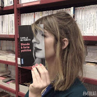 Personas se toman fotos creativas con tapas de libros