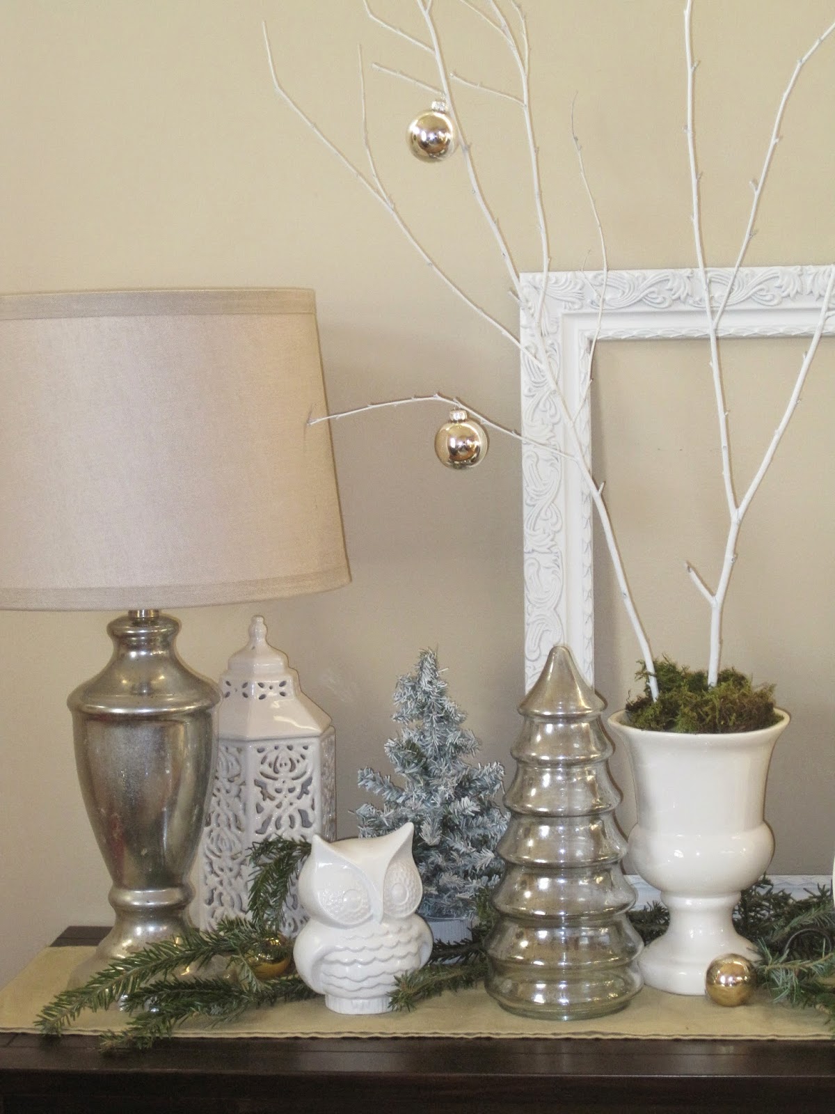 http://decoratedchaos.blogspot.com/2012/12/christmas-entry-table.html