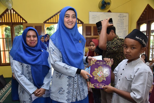 Ketua DPD Muslimat Al Ittihadiyah Kabupaten Batu Bara Ny. Hj. Maya Indriasari Zahir, SE., Menyerahkan Bantuan Al-Qur'an dan Honor Guru