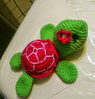 http://novedadesjenpoali.blogspot.com.es/2014/11/patron-de-tortugas-amigurumi.html