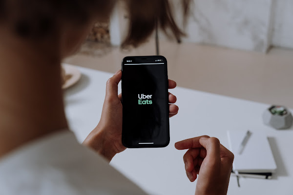 Uber Eats expande serviço para mais cidades e reforça cobertura geográfica do Algarve
