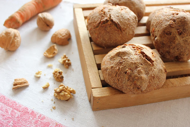 Cuillère et saladier : Petits pains aux noix et aux carottes