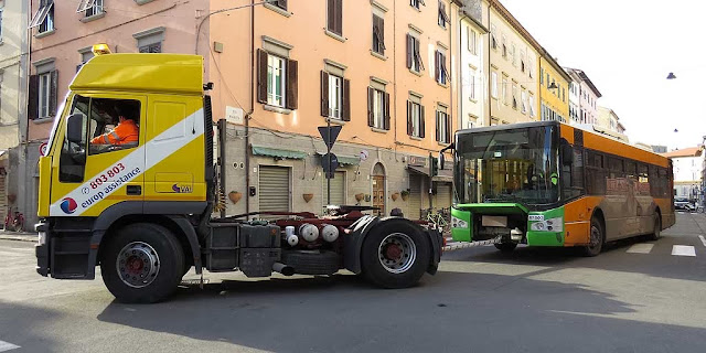 Autobus bruciato, via Magenta, Livorno