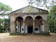 L'atri, amb les columnes dòriques, de l'ermita de Sant Ponç