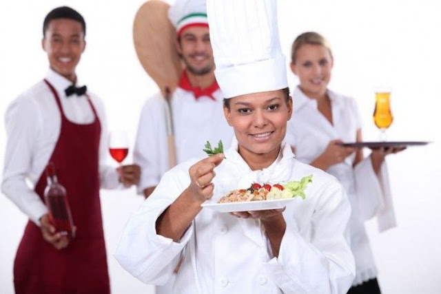 Trabajadores gastronómicos vestidos correctamente