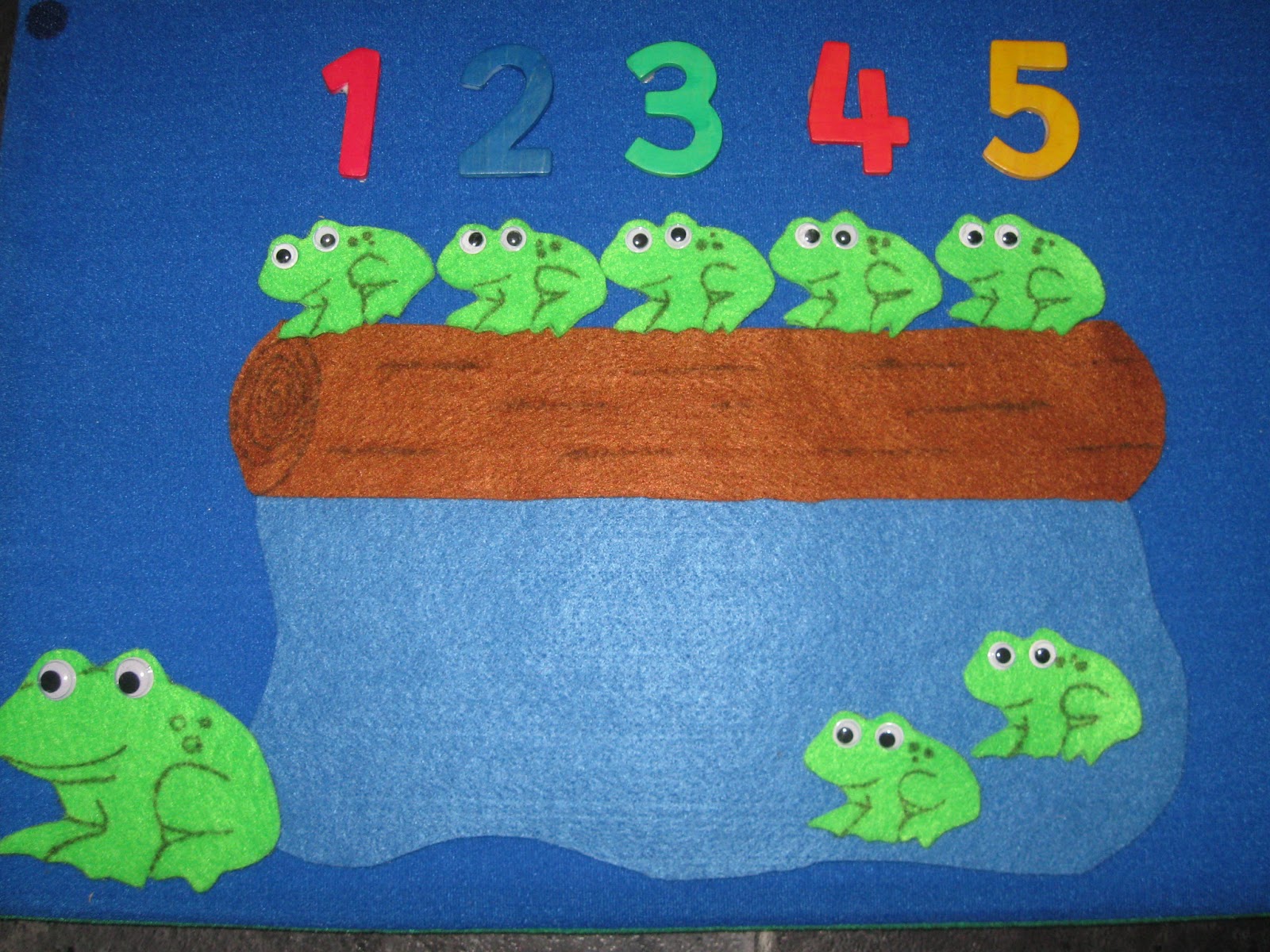 Pre-school Play: 5 Little Speckled Frogs Felt Set