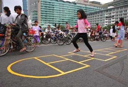  Permainan  Tradisional Sunda Manda atau Engklek  