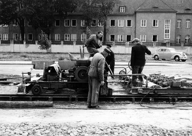 Baustelle Historisch, Altes Fotoalbum, Bezirk Reinickendorf, Ausbau Kurt-Schuhmacher-Damm, 13405 Berlin, 06.07.1954