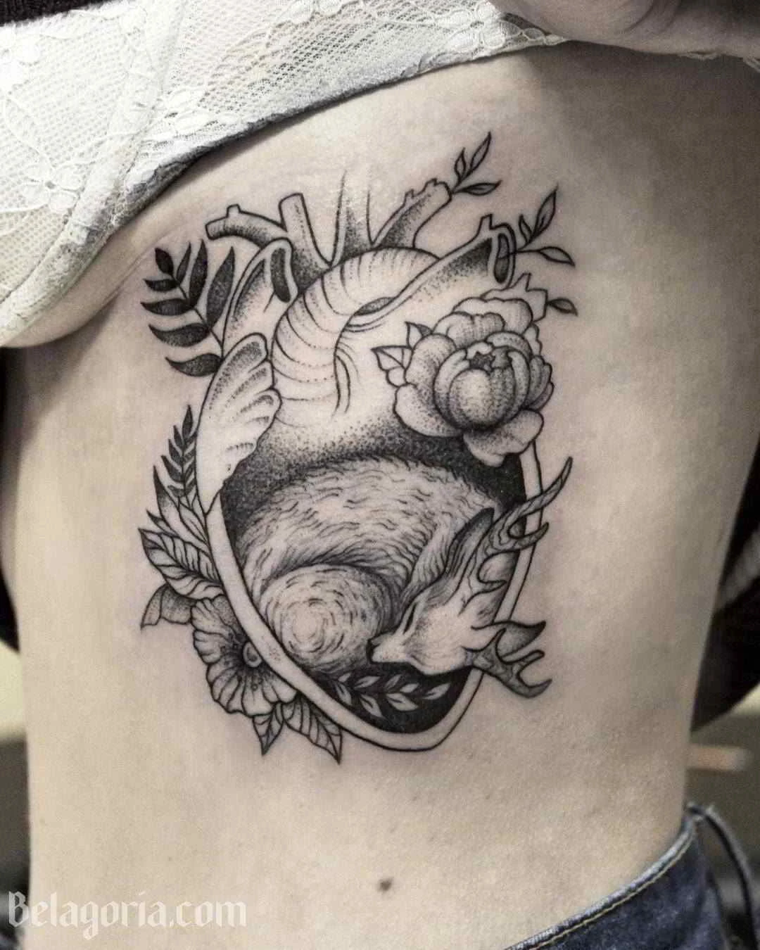 Foto de tatuaje para mujer de un zorro en las costillas