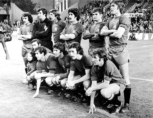 SELECCIÓN DE ESPAÑA. Temporada 1975-76. Capón, Iríbar, Sol, Benito, Camacho, Migueli; Quini, Villar, Santillana, Del Bosque y Churruca. SELECCIÓN DE ESPAÑA 1 SELECCIÓN DE ALEMANIA FEDERAL 1. 24/04/1976. V Copa de Europa de Selecciones Nacionales Yugoslavia 1976, cuartos de final, partido de ida. Madrid, España, estadio Vicente Calderón. GOLES: 1-0: 20’, Santillana. 1-1: 60’, Beer.