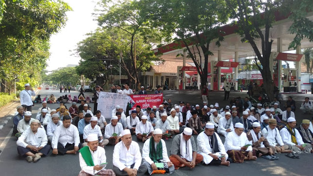 Para Ulama pendukung Gus Nur berada di depan pengadilan negeri Jawa Timur dekat Pom Bensin