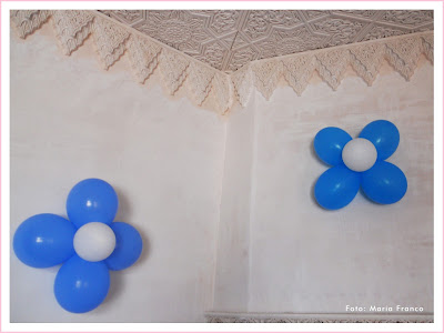 Flores con globos azules y blancas