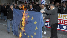 Griegos queman la bandera de la UE en una protesta por la reforma de las pensiones