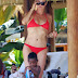 Charlize Theron, Hawaii, su bebe y un bikini rojo