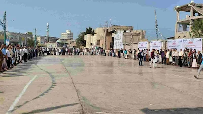 موظفو قطاع الاتصالات بالحديدة يحيون الذكرى الأولى لاستهداف مبنى البوابة الدولية للأنترنت