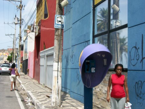 Ônibus não para no  ponto do buraco