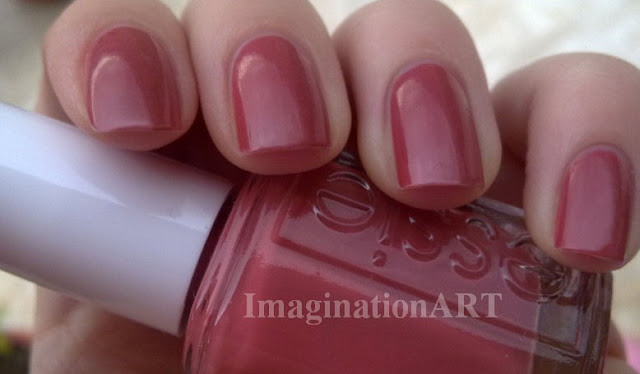 Essie_In_Stitches_swatch_smalto_polish_nail_laquer_rosa_pink